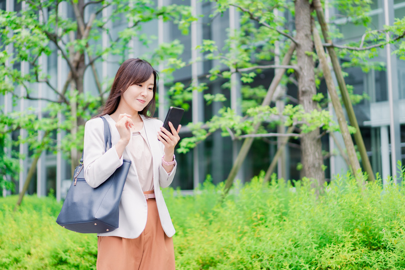 スマホを見ているイメージ